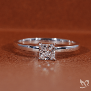 Bague de fiançailles solitaire en diamant de laboratoire taille princesse 1 carat certifié IGI en or blanc 18 carats - Product Image 1