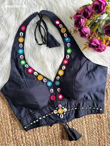 เสื้อผ้าแฟชั่นผู้หญิงสไตล์โมเดิร์น ผ้าไหมโรมัน ตกแต่งด้วยด้ายหลายเส้น กระจก และงาน Kodi แบบไร้สายรัดไหล่ พร้อมเชือกผูกด้านหลังและดีไซน์หลังเสื้อแบบแฟนซี - Product Image 5