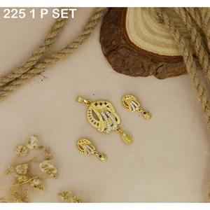 Vente en Gros Divers Styles Colliers à la Mode Pendentif Plaqué Or Pendentif en Diamant Charme avec Boucles d'Oreilles pour Femmes et Filles - Product Image 3