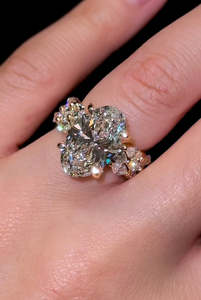 แหวนเพชรทรงรี VVS เพาะเลี้ยงในห้องปฏิบัติการ ประดับเพชรด้านข้าง ดีไซน์หรูหรา เงินแท้ 925 รับรองโดย IGI เพชร CVD เพาะเลี้ยงในห้องปฏิบัติการ แหวนหมั้นสุดหรู - Product Image 4