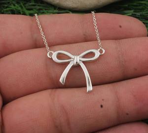 Collier tendance en argent sterling 925 plaqué platine avec pendentif nœud vintage serti clos, ruban délicat et esthétique coquette scintillante - Product Image 5