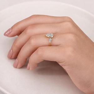 Diamante Cultivado en Laboratorio con Certificación IGI, Corte Pera, Piedras Laterales en Forma de Cometa, Oro Sólido de 10K, 14K, 18K, Color DEF, Claridad VVS, Joyería Fina - Product Image 5