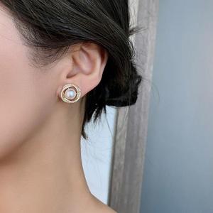 Boucles d'oreilles clous plaquées or avec perles d'imitation, accents de diamants et motif cercle en cristal, bijoux de mariage unisexe - Product Image 2