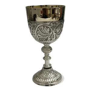 Copa de Latón Ornamentada con Grabado en Relieve y Acabado Plateado, Cáliz Decorativo Vintage Hecho a Mano, Copa de Vino de Metal, Decoración Tradicional para Mesa - Product Image 1
