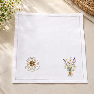 El bordado de flores silvestres finas aporta una elegancia natural, complementando fácilmente la decoración de una mesa rústica o moderna. - Product Image 2