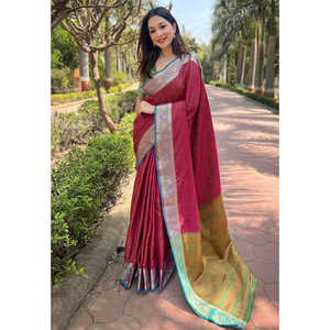 ชุดราตรีผ้าไหมแคชเมียร์สีชมพูอ่อน แต่งด้วยผ้าซารีทอลายทองคำ ดีไซน์หรูหราสง่างาม - Product Image 1