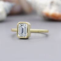 Bague de fiançailles en moissanite taille émeraude 1,00 carat, or jaune massif 18 carats, sertissage clos, tendance, Vana Jewels MR67, mariage simple
