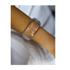 Brazalete de acrílico a bajo precio, fabricante indio, tamaño y diseño personalizados, brazalete transparente para mujeres, uso en fiestas y bodas. - Product Image 5