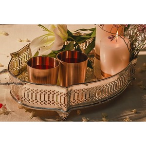 Plateau de service moderne en métal de qualité supérieure avec accents floraux et poignée – Écologique, durable, idéal pour les bars et la décoration de mariage - Product Image 3
