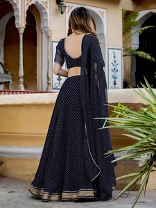 Ensemble Lehenga Choli en Georgette pour femme, imprimé Leheriya, haut court à col en V, jupe longue, tenue de soirée et de mariage - Product Image 4