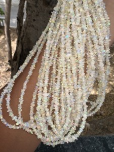 Collier de perles de copeaux d'opale éthiopienne, lisse, multicolore, effet feu (16 pouces) - Product Image 3