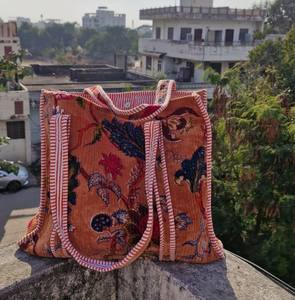 Sac fourre-tout en velours orange rouille à motifs floraux, sac à bandoulière matelassé fait main style bohème, sac de marché réutilisable - Product Image 1