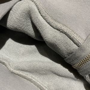 Sudadera con capucha y cremallera para hombre, con diseño de ojos llorones y pedrería, estilo streetwear 2026, gris, con gráfico de borde desgastado, forro polar grueso y detalles industriales tipo ojal - Product Image 6