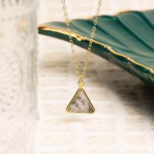 NIKHIL GEMS Pendentif plaqué or vintage délicat géométrique avec opale dendrite naturelle triangulaire pour fiançailles, par un tiers - Product Image 2