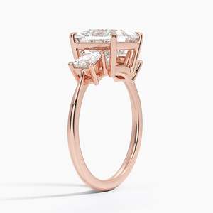 แหวนเพชรทรงปรินเซสคัท 3 เม็ด เพชรเลี้ยงในห้องปฏิบัติการ ทองคำขาว 14K ประดับเพชรทรงปรินเซสด้านข้าง แหวนหมั้นสำหรับผู้หญิง เครื่องประดับชั้นดี - Product Image 4