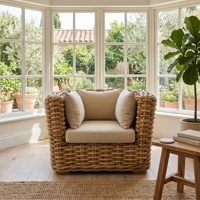 Fauteuil Surabaya en bois d'acajou avec demi-structure en rotin poli et coussins crème Dhapnie – Mobilier d'extérieur haut de gamme pour patio