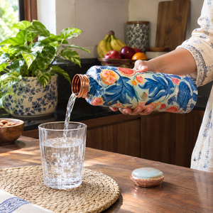 Bouteille en cuivre imprimée de motifs floraux bleus KGB, design élégant, vaisselle haut de gamme, bouteille d'eau réutilisable pour la maison, le bureau, fournisseur en gros - Product Image 2