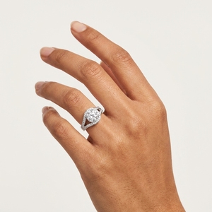 Anillo de Compromiso de Platino PT950 para Mujer con Diamante de Corte Brillante Redondo y Diamantes Laterales Color D, Estilo Clásico, Certificado IGI - Product Image 3