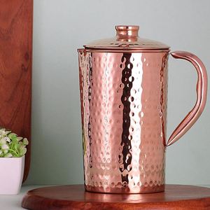 Ensemble de carafes en cuivre pour une culture de service décorative intemporelle, ensemble de service d'eau en métal avec verres, durable, réutilisable, pour la cuisine et la salle à manger. - Product Image 1