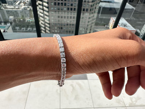 Bracelet tennis pour femme plaqué rhodium, serti de diamants ronds taille brillant, style classique, en alliage - Product Image 1