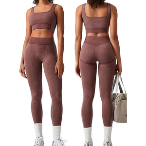 Conjunto de Yoga Rosa de Dos Piezas: Leggings de Cintura Alta y Sujetador Deportivo con Espalda Cruzada y Cuello Cuadrado, Sin Costuras, de Color Liso, en Spandex y Poliéster - Product Image 5