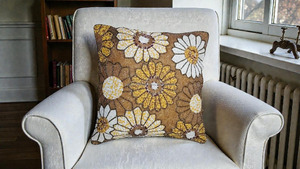 Housse de coussin décorative faite à la main avec des perles florales Daisy, housse de coussin décorative marron jaune blanc, décoration d'intérieur - Product Image 3