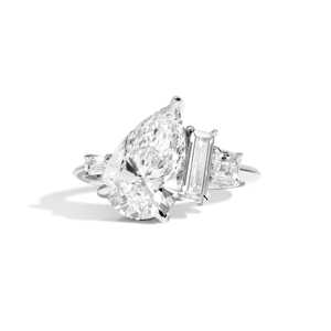 Anillo de compromiso de oro de 14k y 18k al por mayor con diamantes cultivados en laboratorio en forma de pera, esmeralda, baguette, Asscher y piedras múltiples, estilo único, fabricación de banda. - Product Image 3