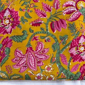 Tela de Algodón con Estampado Floral Amarillo y Rosa, Tela de Algodón con Estampado Botánico Hecho a Mano en India para Prendas, Vestidos y Kurtis - Product Image 3
