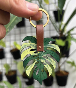 Porte-clés en cuir fait main en forme de feuille de Monstera, cadeau pour les amateurs de plantes, accessoire unique pour les passionnés de plantes, breloque en cuir - Product Image 1