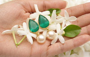 Boucles d'oreilles ethniques classiques en argent 925 plaqué or 18 carats avec cristal vert taille poire et perle d'eau douce, bijoux cadeau pour femme pour les fêtes - Product Image 6