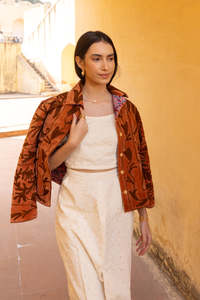 Chaqueta de Mujer Suzani en Algodón Color Óxido con Apliques Azules Bordados, Combina Lujo con la Arte Contemporánea India - Product Image 5