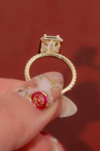 Elegante Anillo de Diamantes con Corte Esmeralda en Oro Amarillo |   Anillo de Compromiso con Piedra Lateral y Diamantes Brillantes, Joyería Fina de Lujo - Product Image 3