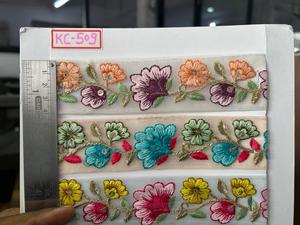 Cinta de bordado floral multicolor con hilo metálico Zari y lentejuelas para ribetes de tela de red, ideal para vestidos y costura. - Product Image 2