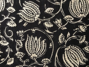 Tela de Algodón Estampada a Mano al por Mayor – Tela de Algodón India con Diseño Floral en Blanco y Negro para Prendas de Vestir, Proveedor Textil - Product Image 2