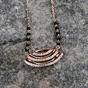 Collier pendentif superposé incurvé en or rose massif 14 carats avec diamant naturel rond et perles noires, style Mangalsutra, Memoria Jewels, vente en gros - Product Image 5