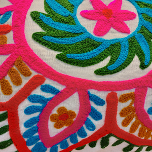 Housse de coussin carrée brodée Sujani multicolore de designer, 16x16 pouces, en coton avec bordure à pompons, style bohème - Product Image 3