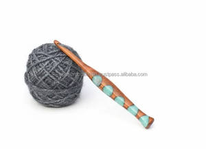 Crochet en résine époxy colorée de qualité supérieure avec manche en bois naturel, parfait pour le tricot, les travaux manuels et le crochet DIY - Product Image 2