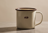 Mug de camping en émail incassable haute performance, avec corps blanc cassé et motif subtil de table de pique-nique
