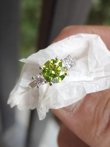 Anillo de Tres Piedras de Moissanita Verde de 2 Quilates, Corte Redondo, Plata 925 Original, Joyería Sorpresa para Amigos - Product Image 1