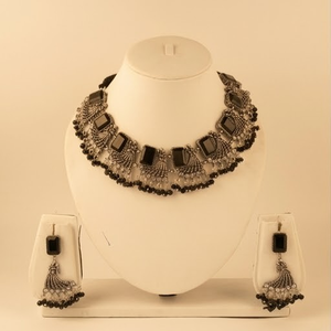 DIVYORO Conjunto de gargantilla étnica de perlas negras geométricas de longitud ajustable para mujer, ideal para bodas - Product Image 1