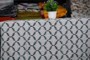 Nappe carrée moderne en coton imprimé à la main motif floral, écologique, réutilisable, anti-poussière TheFabira - Product Image 2