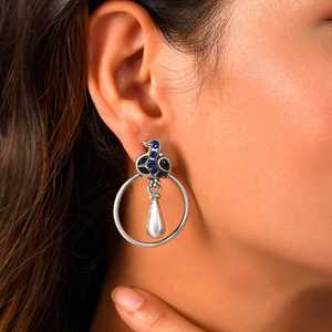 Pendientes Largos de Plata con Diseño Étnico para Mujer, Meera Jaipur Saarang - Product Image 1