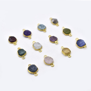 Connecteur en pierre précieuse grenat brut |   Charme à double boucle avec bordure dorée |   Fournitures de bijoux délicats - Product Image 5
