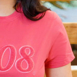 T-shirt en chenille rose 1908 avec lettres grecques brodées, en coton premium, vêtement décontracté pour sororité - Product Image 4