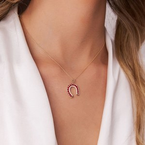 Colgante de herradura de rubí de plata de ley 925 chapado en oro de 14K, amuleto de buena suerte, collar delicado para superposición, regalo de compromiso elegante para ella - Product Image 2