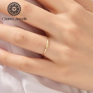 Bague de fiançailles classique en argent plaqué or 18 carats avec moissanite taille coussin, sertie à griffes, pour femme, certifiée IGI, pour usage quotidien - Product Image 5