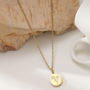 Collar con colgante de rosa para mujer en estilo sencillo, hecho de acero de titanio con baño de oro real de 18 quilates. - Product Image 3