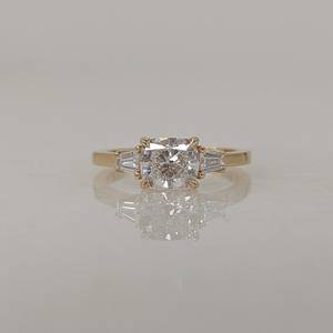 Bague solitaire trois pierres U And Me Sparkly Lab Grown avec diamant taille coussin de 1,01 carat pour femme, en or massif 14 carats, cadeau pour partenaires - Product Image 3