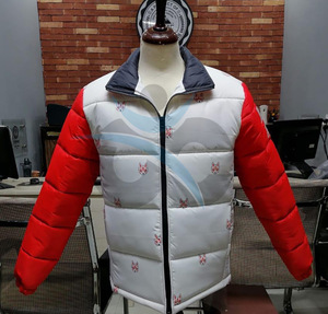 Chaqueta Acolchada de Invierno ORCAFITS, Estilo Moderno, Color Rojo y Blanco, con Bordado de Zorro, Cuello Alto y Cierre de Cremallera - Product Image 4