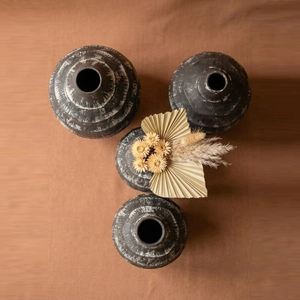 Ensemble de vases à fleurs côtelés faits à la main, finition noire rustique avec des accents blancs texturés pour la décoration moderne de la maison - Product Image 3